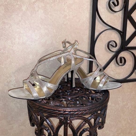 Kelly & Katie Dressy Shiny Gold Heels 8 - Picture 3 of 10